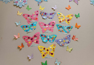 Zdjęcie tablicy grupy Motylki z motylkowymi maskami, ozdobionymi przez dzieci.