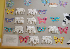 Zdjęcie tablicy grupy Motylki z wykonanymi przez dzieci pracami plastycznymi pt. ,,BIAŁY NIEDŹWIADEK''.