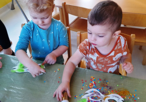 Dzieci podczas zajęć plastycznych.