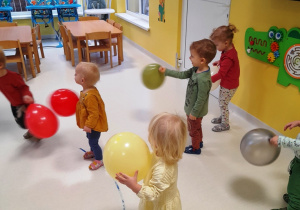 Dzieci podczas wspólneych tańców z balonami.