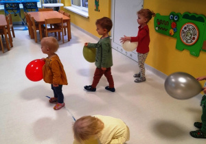 Dzieci w czasie zajęć z balonami.