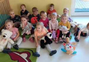 Dzieci z grupy Biedroneczki z maskotkami.
