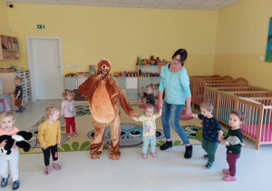 Dzieci z grupy Biedroneczki tańczą z Misiem.