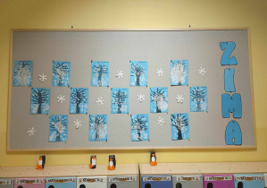 Zdjęcie tablicy grupy Pszczółki z wykonanymi przez dzieci pracami plastycznymi pt. ,,Zimowy krajobraz''.