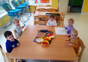 Dzieci z grupy Biedroneczki przed rozpoczęciem zajęć kulinarnych.