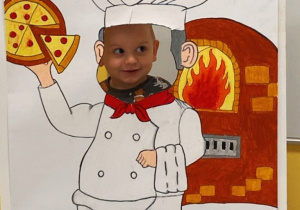 Mały chłopiec w Dniu Pizzy.