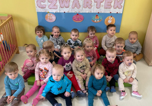 Pamiątkowe zdjęcie dzieci z grupy Żabki w Tłusty Czwartek.