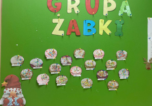 Zdjęcie tablicy z wywieszonymi pracami dzieci z grupy Żabki.