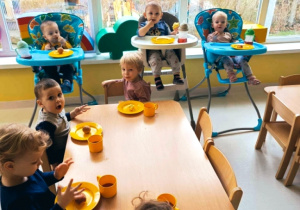 Dzieci z grupy Biedroneczki podczas konsumowania pączków.