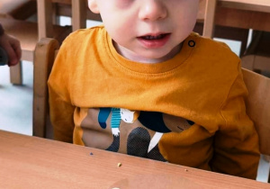 Zdjęcie chłopca pozującego ze swoim pączkiem.