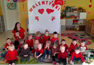 Pamiątkowe zdjęcie dzieci z grupy Biedroneczki w dniu Walentynek.