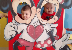 Dwoje maluchów pozuje na ściance w dniu Walentynek.
