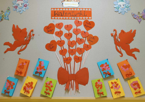 Zdjęcie tablicy grupy Motylki z wykonanymi przez dzieci walentynkowymi kartkami przedstawiającymi walentynkowy bukiet serc.