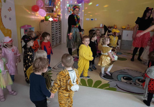 Zdjęcie dzieci przygotowujących się do tanecznej zabawy.