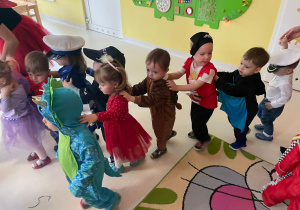 Dzieci tańczące w wężyku podczas balu.