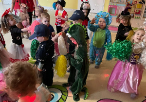 Dzieci podczas balu kostiumowego