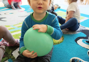 Pamiątkowe zdjęcie Daniela podczas zajęć z zapoznawczym balonikiem.