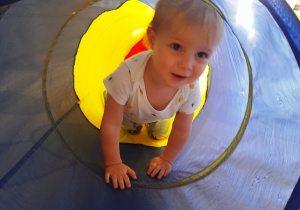 Zdjęcie chłopca w tunelu.
