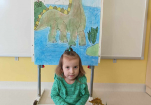 Zdjęcie uśmiechniętej Lilianny na tle dinozaurowej ścianki.