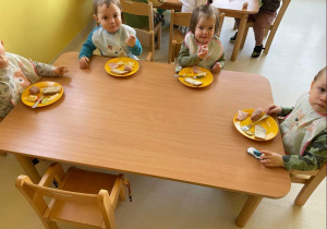 Fotografia dzieci z grupy Żabki podczas śniadania Wielkanocnego.