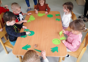 Dzieci z grupy Biedroneczki wykonują pracę plastyczną.