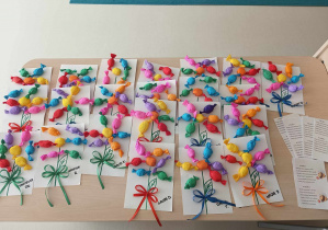Zdjęcie upominków wykonanych przez dzieci z grupy Pszczółki oraz kartek z życzeniami przygotowanymi do naklejenia dla dziewczynek z okazji Dnia Kobiet.