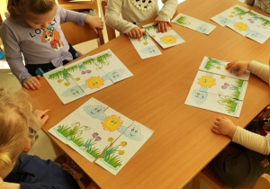 Dzieci podczas zajęć dydaktycznych przy stole.