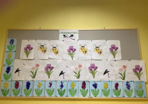 Zdjęcie tablicy grupy Pszczółki z ułożonymi przez dzieci wiosennymi puzzlami.