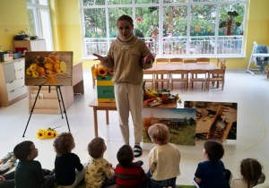 Dzieci słuchają opowieści Pani Pszczelarki o zwyczajach pszczół.