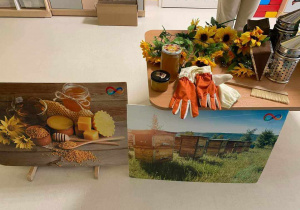 Zdjęcie materiałów przyniesionych przez Panią Pszczelarkę do przeprowadzenia warsztatów pszczelarskich.