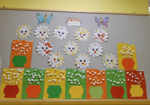 Zdjęcie tablicy grupy Motylki z wykonanymi przez dzieci pracami plastycznymi z okazji Dnia Słońca.