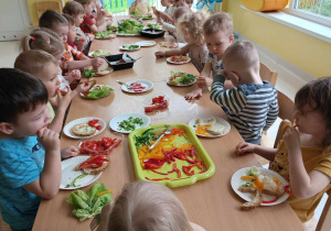Zdjęcie dzieci kosztujących wykonane przez siebie kanapeczki.
