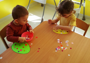 Dzieci wykonujące swoje kolorowe jajeczka.