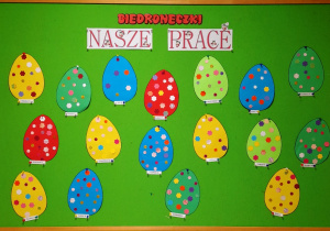 Tablica z wykonanymi przez dzieci kolorowymi jajkami.