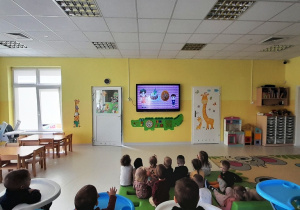 Dzieci oglądające filmik edukacyjny o Świetach Wielkanocnych.
