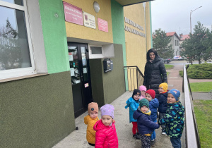 Dzieci z grupy Żabki przed Biblioteką.