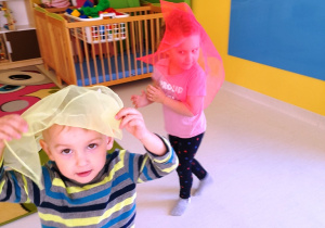 Dzieci z kolorowymi chustami na główkach.