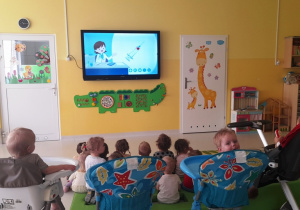 Dzieci oglądają filmik edukacyjny o pracy lekarza.