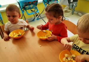 Zdjęcie dzieci smakujących swoje sałatki.