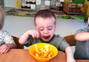 Zdjęcie chłopca smakującego swoją sałatkę.