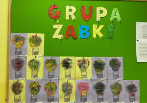 Zdjęcie tablicy, na której wiszą prace dzieci z grupy Żabki.