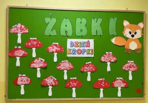 Zdjęcie tablicy z wykonanymi muchomorkami przez dzieci z grupy Żabki.