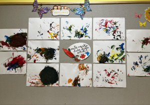 Zdjęcie tablicy grupy Motylki z wykonanymi przez dzieci samodzielnymi pracami plastycznymi.