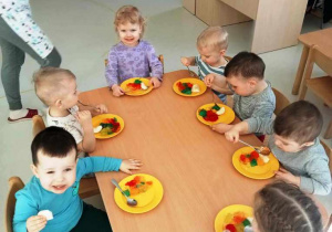Dzieic przy stole podczas spożywania galaretek.