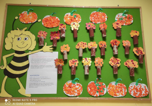 Tablica z jesiennymi drzewkami wykonanymi przez dzieci z grupy Pszczółki.