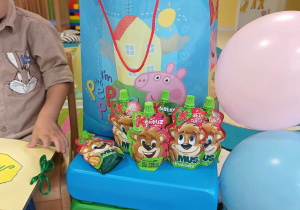 Zdjęcie torby oraz musików przyniesionych przez Marcela do żłobka z okazji jego 3-cich urodzin.