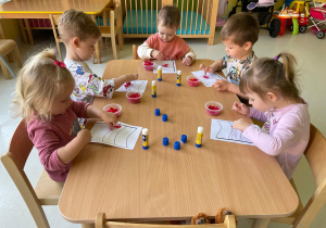 Maluchy w czasie zajęć manualnych.