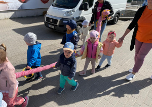 Grupa Żabki w czasie krótkiej wędrówki.