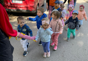 Dzieci wraz z opiekunkami na przechadzce po bliskiej okolicy.