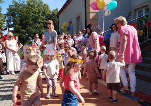 Zdjęcie dzieci z grupy Żabki podczas prezentowania swojego pierwszego tańca.